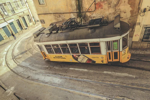 Bir eski geleneksel tramvay Lizbon 