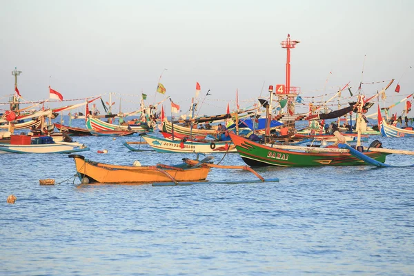 Балийская деревянная рыбацкая лодка ручной работы — стоковое фото
