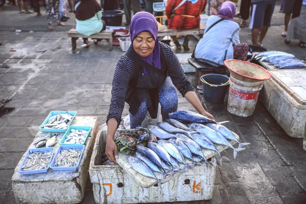 Bali dili balık satıcısı balık sabah pazarda satıyor — Stok fotoğraf
