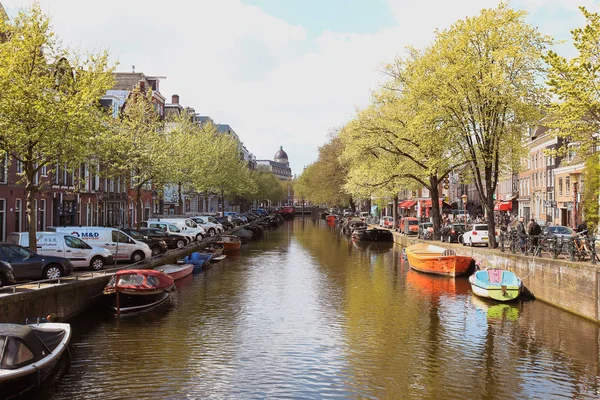 Scène tranquille au bord du canal dans la ville — Photo