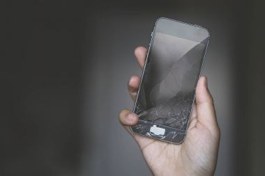 kırık telefon ekranı