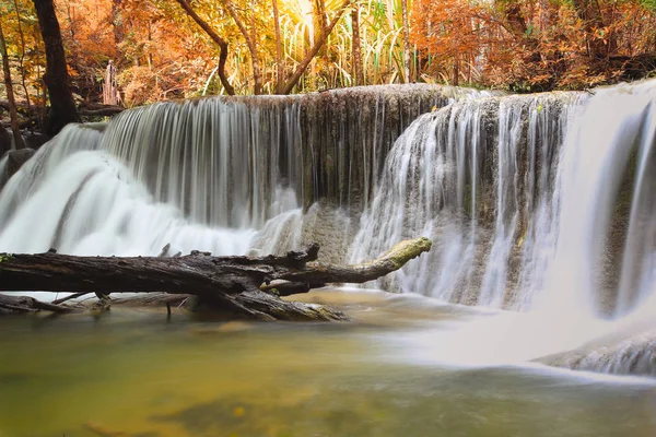 Vízesés az őszi erdőben — Stock Fotó