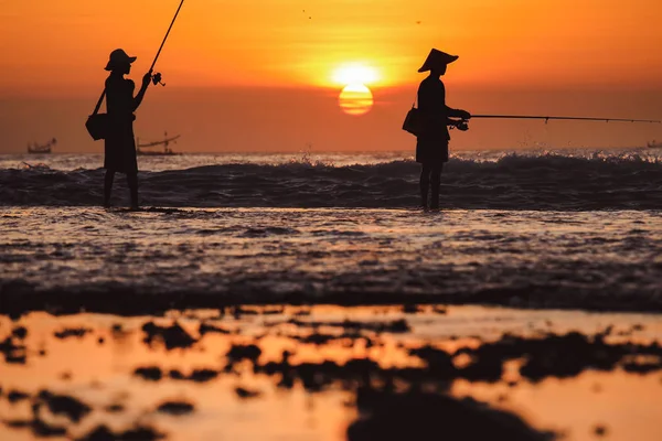 Balıkçılar sahilde silüeti