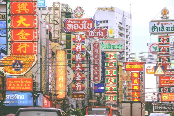 Mağazaların parlak işaretler