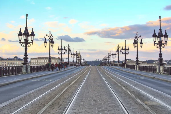 Ponte Pont de Pierre com bonde em Bordéus — Fotografia de Stock