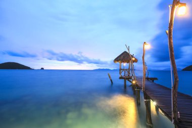  Alacakaranlıkta ahşap köprü ile uzun pozlama deniz manzarası 