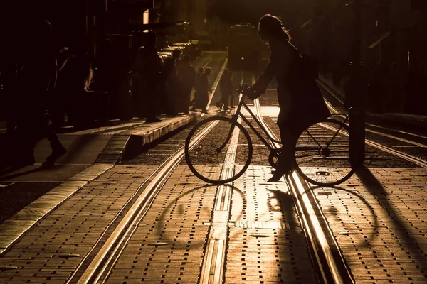 보르도의 도시에는 일몰 시 여자 승차 자전거의 실루엣 — 스톡 사진