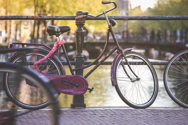 Scène du canal d'Amsterdam avec vélos et ponts . — Photo