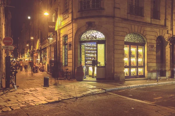 Ssmall straat in Bordeaux in de nacht — Stockfoto