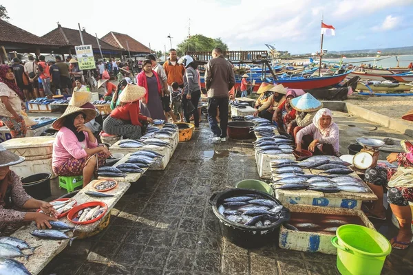 Bali dili balık satıcısı balık Jimbaran Beach, Bali sabah pazarda satıyor — Stok fotoğraf
