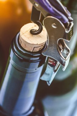 bir şişe şarap tirbuşon ile açma