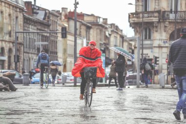  Bordeaux şehrinin merkezinde şiddetli yağmur