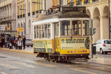 Lizbon - Portekiz, 25 Aralık 2015: Geleneksel tramvay arabası Lizbon şehir merkezinde eski bir. Şehrin eski geleneksel tramvay hizmeti başkentin tarihi bölümü içinde muhafaza