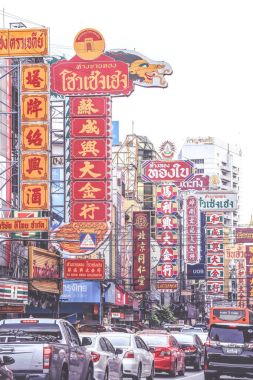 Bangkok, Tayland - 20 Ağustos 2017: Mağazalar, restoranlar ve araba Çin Mahallesi (Yaowarat) üzerinde parlak belirtileri Road, Bangkok Simgesel Yapı sokak bir Tay-Çince stil için daha fazla gıda kez.