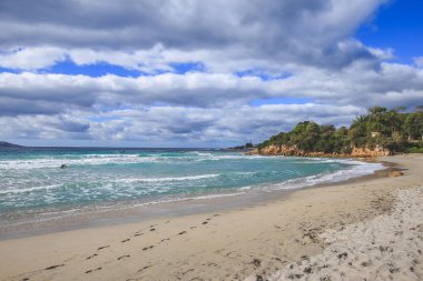 Güzel Corsica plaj dağlar deniz, plaj ve mavi gökyüzü