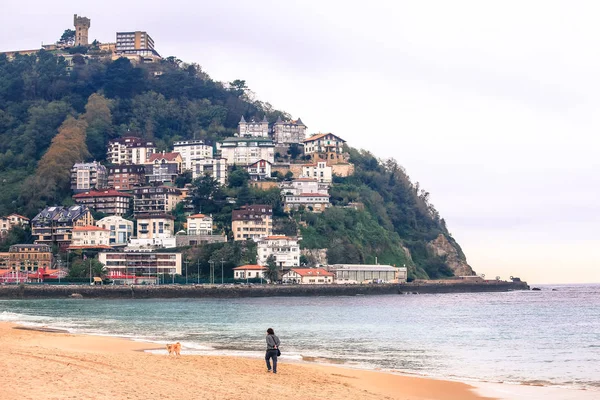 Över Stranden Zurriola Med Byggnader Kullen San Sebastián Donostia Baskien — Stockfoto