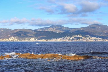 Güzel Corsica plaj dağlar deniz, plaj ve mavi gökyüzü