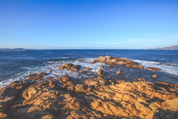 Vacker Corsica beach berg hav, strand och blå himmel — Stockfoto