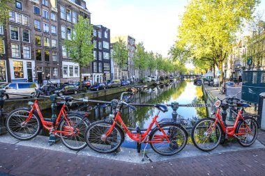 Amsterdam-Hollanda, 19 Nisan 2017: Amsterdam Hollanda köprüde park edilmiş Kiralık bisikletler 