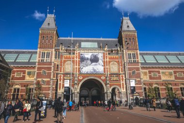 Amsterdam, Hollanda - 16 Nisan 2017 Rijksmuseum, Hollanda önünde yürüyen turist Rijksmuseum görüntüleme