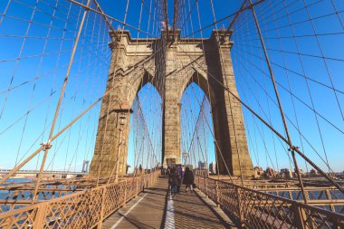Güzel bir gün, New York Brooklyn Köprüsü üzerinde yürüyen turist dolu