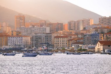 Ajaccio Fransa - 8 Kasım 2017: Fransa Korsika Ajaccio eski liman tarihi merkezi ve dağ katmanların renkli cephe sistemleri ile 