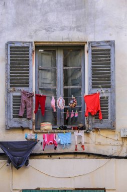 Çamaşırhane öndeki pencere clothesline üzerinde kurutma