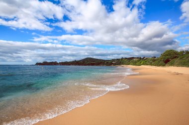 Güzel Corsica plaj dağlar deniz, plaj ve mavi gökyüzü