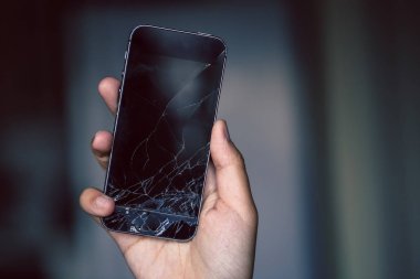 Elinde telefon ekran kırık