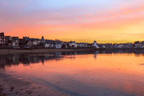 Kolorowy Zachód Słońca Typowe Domy Plaży Saint Malo Brittany Francja — Zdjęcie stockowe