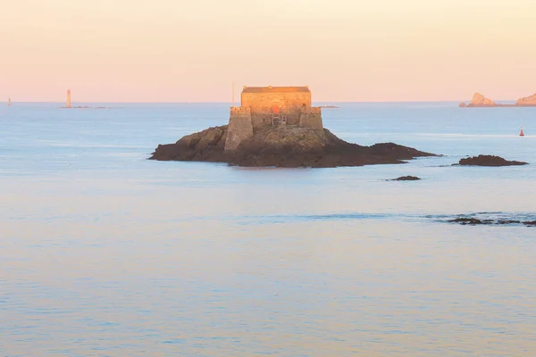 Morgonljus Fort National Med Sin Reflektion Saint Malo — Stockfoto