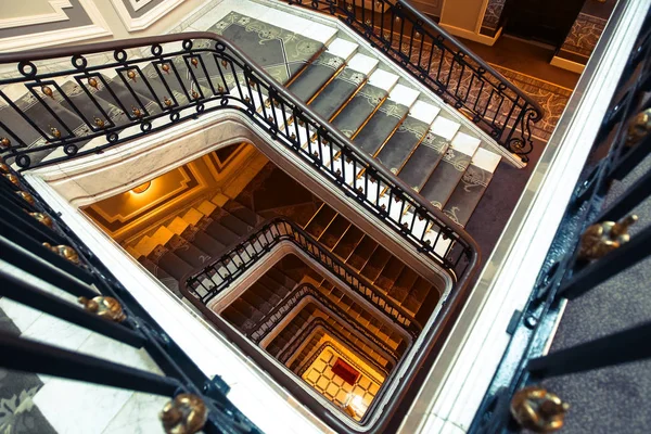 Ancien Escalier Colimaçon Carré Par Haut — Photo