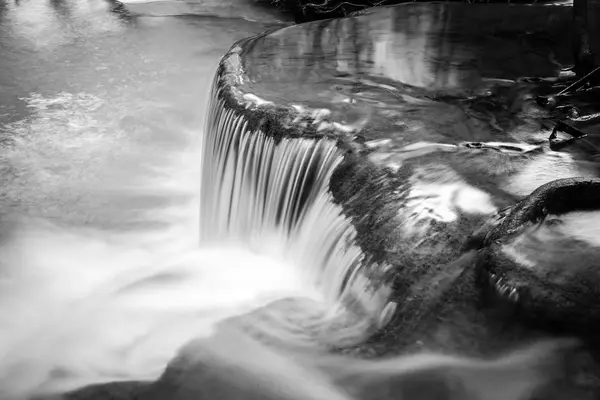 Closeup Cachoeira Preto Branco — Fotografia de Stock