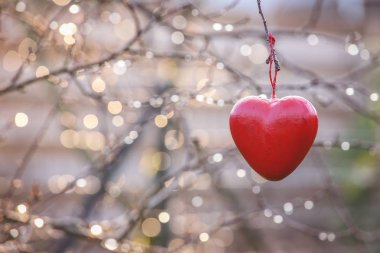 Kavramı, kalp şekli aşk sembolü vintage ve grenli tarzı kopya alanı ile şube Ağaçta asılı seviyorum 