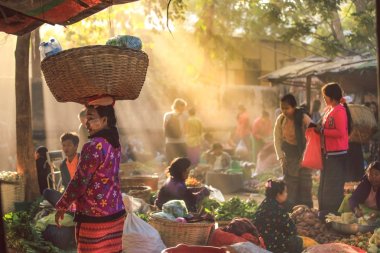 Bagan, Myanmar - Fabruary 3, 2017: Satıcı sepet Yong U Pazar sabah markette sun ray ile onun kafasına tarih seçici odak