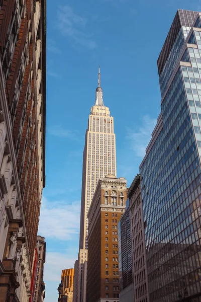New York City April 2016 Empire State Building Viewed Street — Stock Photo, Image