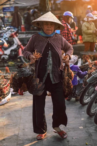 Hoi Vietnam Febrero 2018 Vieja Vietnamita Cargando Pollo Para Ser — Foto de Stock
