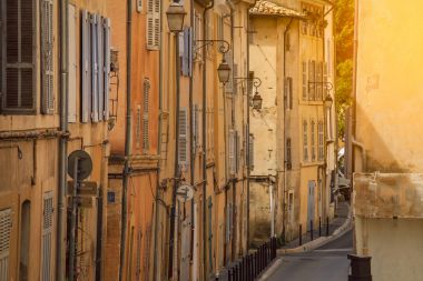 Provence tipik şehir Aix en Provence Eski ev cephesi ile