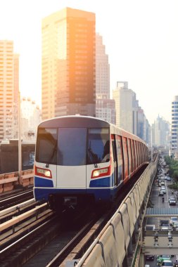 BTS Gökyüzü Treni Bangkok şehir merkezinde çalışıyor. Gökyüzü treni Bangkok 'taki en hızlı ulaşım modudur.