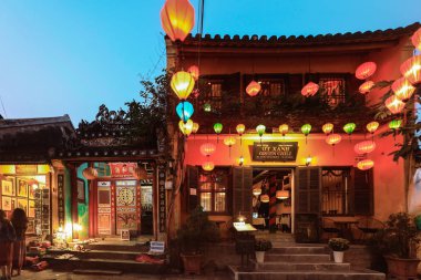 Hoi An, Vietnam - 9 Şubat 2018: restoranlar ve dükkanlar Hoi tarih Prş Bon Nehri'nin bir gece.