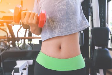 Kusursuz bir beden ile kırmızı dumbbell egzersiz ile kadın.