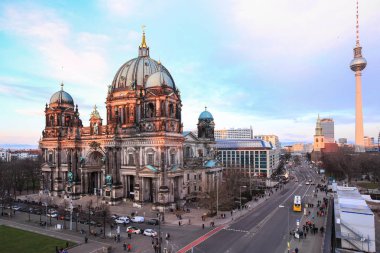 Turist dolu zevk Berlin Katedrali, gündüz, Berlin, Almanya, Berliner kubbe ziyaret