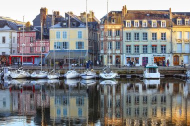 Honfleur, Fransa - 30 Aralık 2016: Honfleur limanındaki sabah ışığı gerçekten çok güzel ve Fransa 'da büyüleyici bir liman.