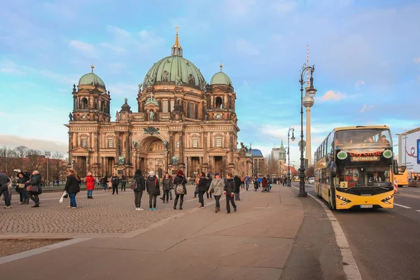 Alemán Berlín Enero 2018 Lleno Turistas Disfrutan Visitando Catedral Berlín — Foto de Stock