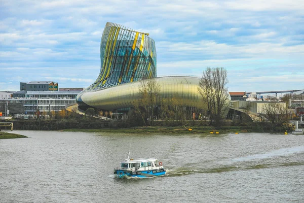 Bordeaux, Fransa - 5 Eylül 2017: Cite du Vin ana bina güneşli bir öğleden sonra boyunca. Du Vin şarap müze Bordeaux ve yerel şarap üretimi için adanmış olduğunu alıntı