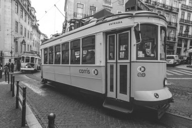 Lizbon, Portekiz şehir merkezinde eski bir tramvay vagonu. Şehir, başkentin tarihi bölümünde geleneksel tramvayı hizmette tutuyordu.