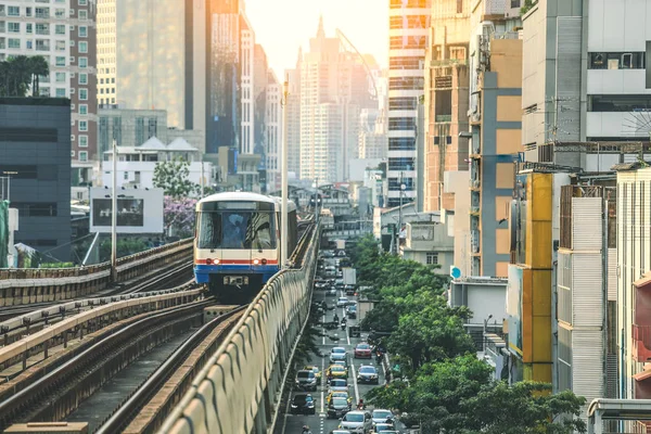 Bts Sky Train Працює Центрі Бангкока Небесний Поїзд Найшвидшим Транспортним Стокове Зображення