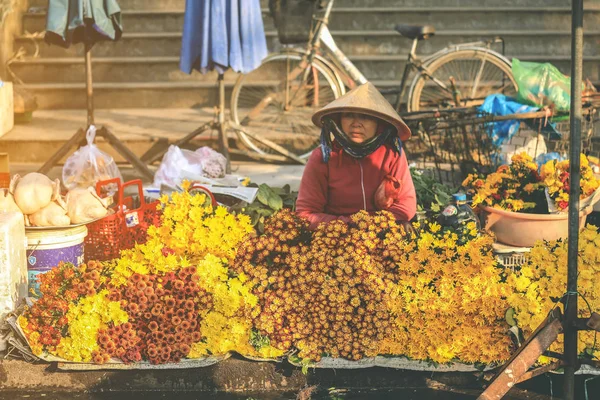 Hoi Vietnam Febrero 2018 Mujer Vietnamita Vendiendo Flores Mercado Hoi — Foto de Stock