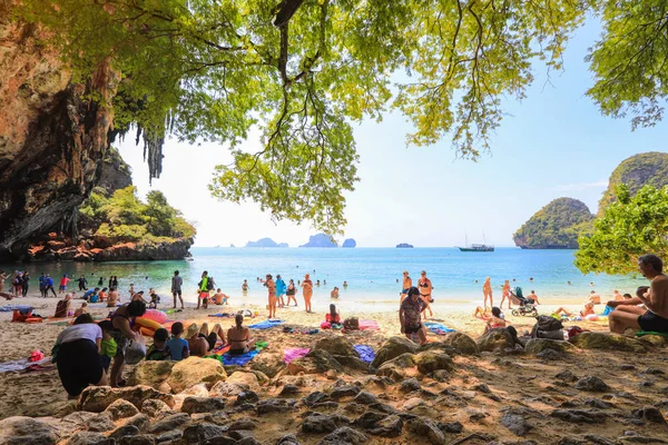 Krabi Ταϊλάνδη Φεβρουαρίου 2018 Τουρίστες Κολύμπι Και Χαλάρωση Στο Railay — Φωτογραφία Αρχείου