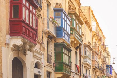 Malta Valletta, geleneksel ev bina cephe kumtaşı ve kapalı balkon